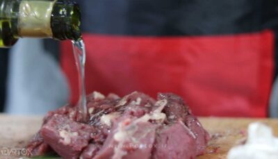 فوتیج اضافه کردن روغن زیتون روی گوشت برای تدوین فیلم آشپزی و رستوران